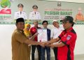 Kesbangpol Pesisir Barat Serahkan Surat Keterangan Keberadaan DPC PWDPI