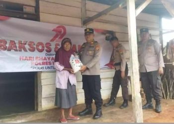 Dari Rumah ke Rumah, Kapolsek Bersama Personel Salurkan Paket Sembako di Gunung Labuhan