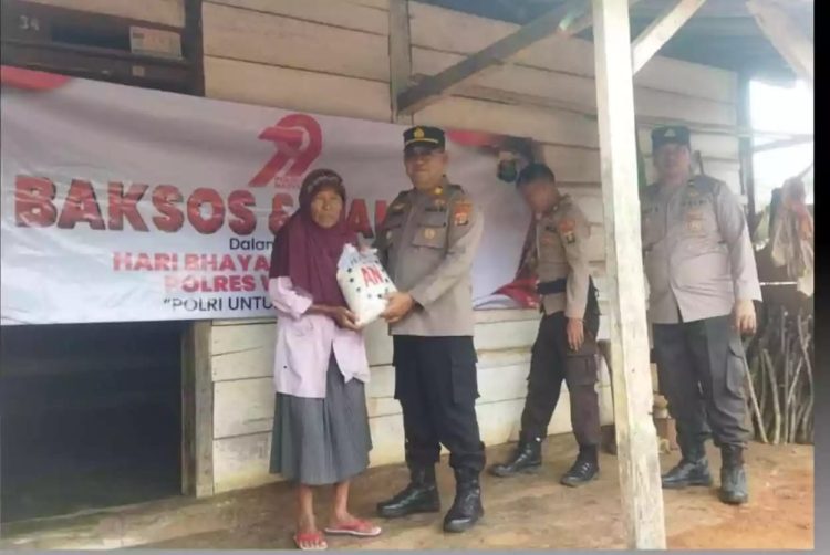 Dari Rumah ke Rumah, Kapolsek Bersama Personel Salurkan Paket Sembako di Gunung Labuhan