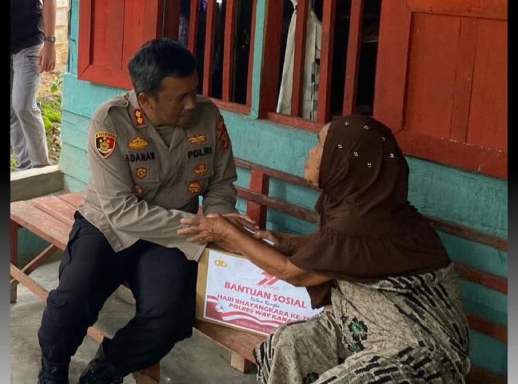 Jelang Hari Bhayangkara Ke-79, Kapolres Way Kanan dan PJU Gelar Bansos Bagikan Paket Sembako