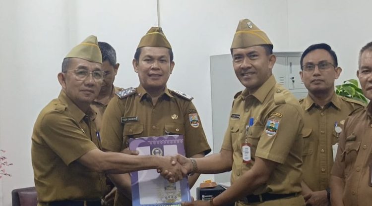 Gantikan Lekat Maulana, I Nyoman Setiawan Jabat Sekwan DPRD Pesisir Barat