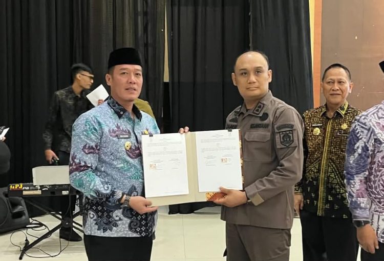 Bupati Pesisir Barat Hadiri Penandatanganan Perjanjian Kerja Sama Sinergitas Pelaksanaan Tugas dan Fungsi Pengelolaan Keuangan Desa