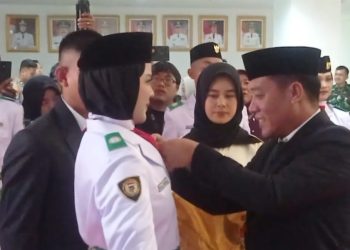 Bupati Dedi Irawan Kukuhkan 36 Anggota Paskibraka Pesisir Barat
