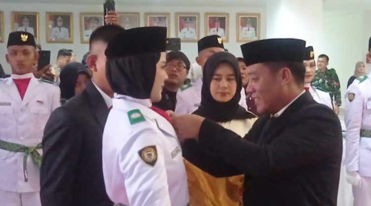 Bupati Dedi Irawan Kukuhkan 36 Anggota Paskibraka Pesisir Barat