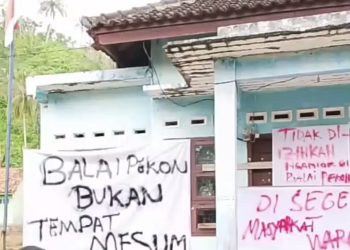 Pasca Pelantikan Basri Sebagai Peratin Warga Segel Balai Pekon Way Narta 