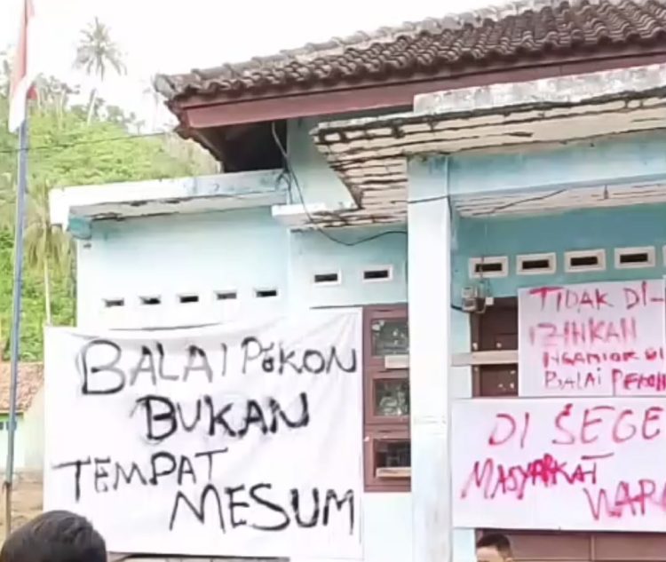 Pasca Pelantikan Basri Sebagai Peratin Warga Segel Balai Pekon Way Narta