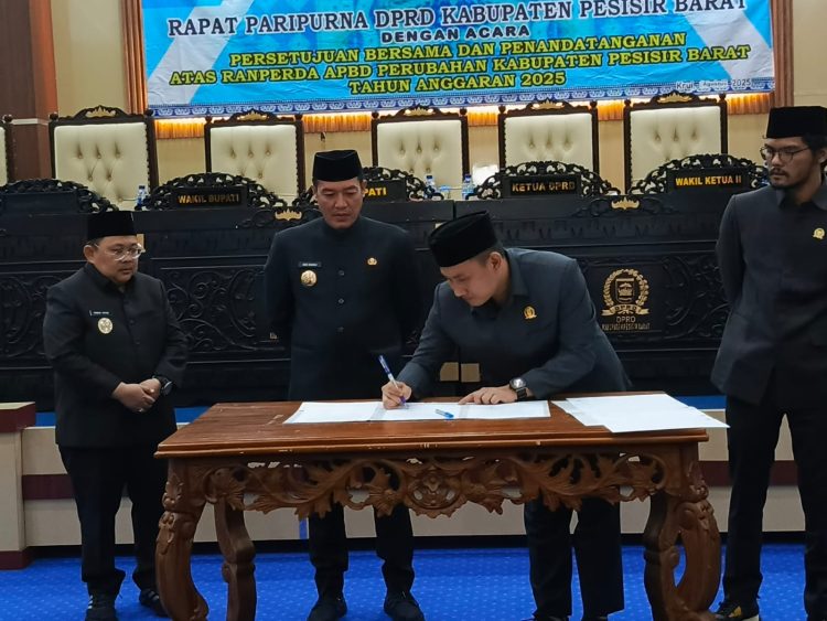 Gelar Rapat Paripurna Ranperda APBD 2025, DPRD dan Pemkab Pesisir Barat Tampak Harmonis