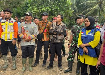Tinjau lokasi Rawan Bencana Banjir Komandan Kodim 0422/Lampung Barat Himbau Babinsa Aktif Edukasi Masyarakat