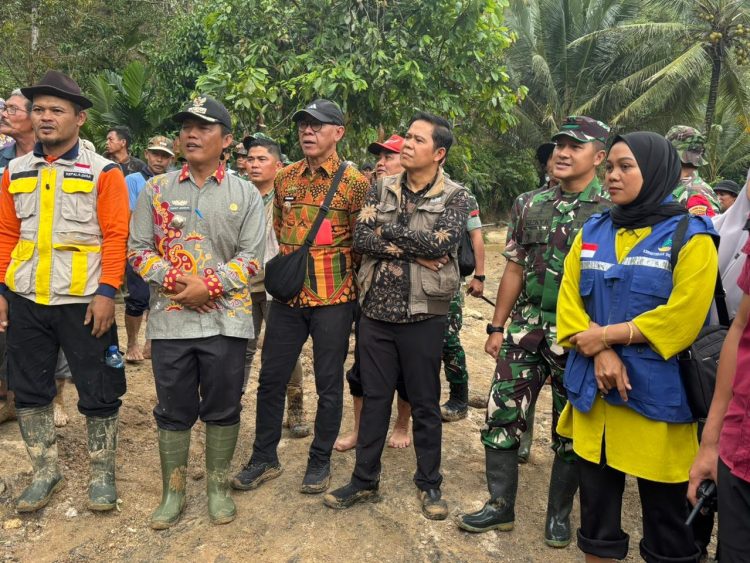 Tinjau lokasi Rawan Bencana Banjir Komandan Kodim 0422/Lampung Barat Himbau Babinsa Aktif Edukasi Masyarakat