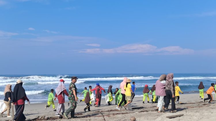 Peringati HUT TNI Ke-80, Kodim 0422 / LB Laksanakan Pembersihan Bibir Pantai Mandiri