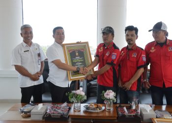 Apresiasi Kinerja Bupati Pesisir Barat, DPC PWDPI Pesisir Barat Serahkan Piagam Penghargaan PWDPI Awards 2025