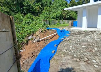 Belum Sempat Diresmikan, Pagar Gedung PKK Pesisir Barat Roboh 