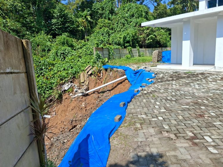 Belum Sempat Diresmikan, Pagar Gedung PKK Pesisir Barat Roboh
