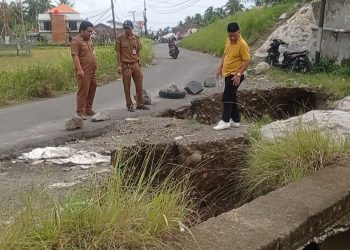 Komisi I DPRD Pesisir Barat Aliyudiem Tinjau Lokasi Abrasi Sungai Way Laay