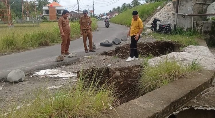 Komisi I DPRD Pesisir Barat Aliyudiem Tinjau Lokasi Abrasi Sungai Way Laay