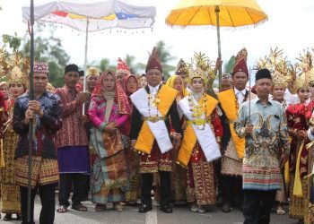 Bupati Pringsewu & Ketua TP-PKK Terima Gelar Adat Dari Penyimbang Adat Saibatin Pardasuka