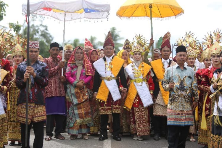 Bupati Pringsewu & Ketua TP-PKK Terima Gelar Adat Dari Penyimbang Adat Saibatin Pardasuka