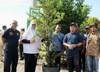 Bupati & Wabup Pringsewu Tanam Lohansung Di Halaman Masjid Pemda