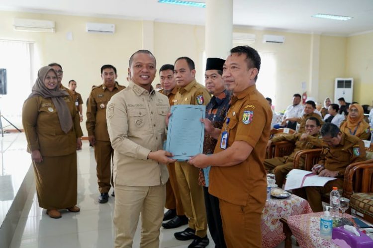 Bupati Pringsewu Serahkan SK Dewan Pengawas RSUD 