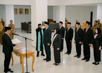 ‎Bupati Dedi Irawan Lantik 7 Pejabat Utama Pemkab Pesisir Barat