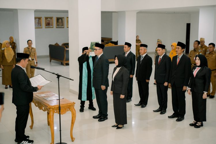 ‎Bupati Dedi Irawan Lantik 7 Pejabat Utama Pemkab Pesisir Barat