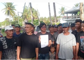 Tongkang Bermuatan Kayu, Kandas di Pantai Tanjung Setia, Nelayan Tuntut Ganti Rugi 