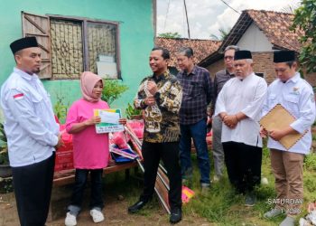 Bupati Pringsewu Serahkan Bantuan Korban Rumah Roboh di Pekon Podomoro 