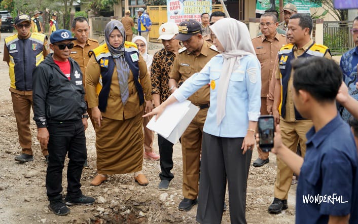 Bupati dan Wakil Bupati Pringsewu Dampingi Wakil Gubenur Lampung Tinjau Perbaikan Jalan di Ambarawa