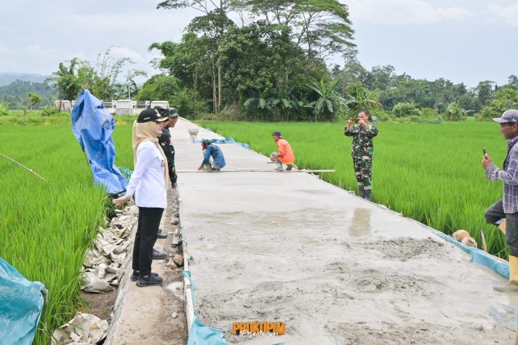 Bupati Nanda Dampingi Wasev Panglima TNI Kegiatan TMMD ke-127