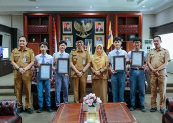Gubernur Rahmat Mirzani Djausal Beri Penghargaan 4 Siswa Smkn 1 Liwa Yang Berhasil Menemukan Celah Keamanan Situs Website Nasa Dalam Program Bug Bounty Amerika Serikat