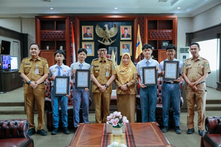 Gubernur Rahmat Mirzani Djausal Beri Penghargaan 4 Siswa Smkn 1 Liwa Yang Berhasil Menemukan Celah Keamanan Situs Website Nasa Dalam Program Bug Bounty Amerika Serikat