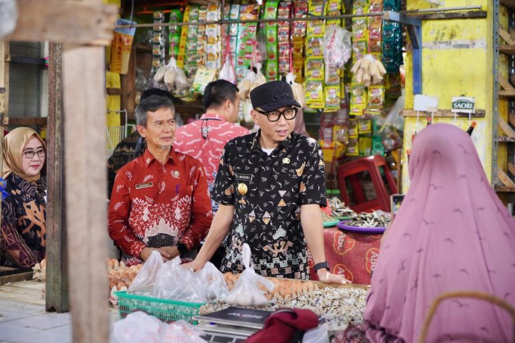 Gubernur Rahmat Mirzani Djausal Pantau Stabilitas Harga Bahan Pokok Jelang Idulfitri Di Pasar Gading Rejo Pringsewu