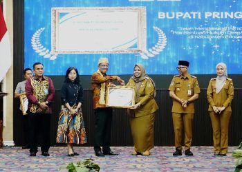Dukung Pembentukan Posbankum Desa, Bupati Pringsewu Diganjar Penghargaan Oleh Menkum RI