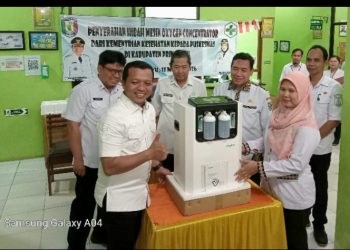 Bupati Pringsewu Serahkan Bantuan Oxygen Concentrator Kepada Puskesmas