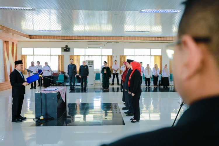 Sekdaprov Marindo Kurniawan Lantik Dan Mengambil Sumpah Jabatan 4 Pejabat Administrator Di Lingkungan Pemprov Lampung