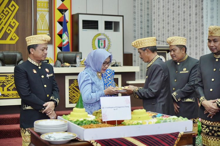 Rapat Paripurna Istimewa HUT ke-17 Kabupaten Pringsewu, Bupati Ajak Perkuat SDM dan Kemandirian Ekonomi Daerah