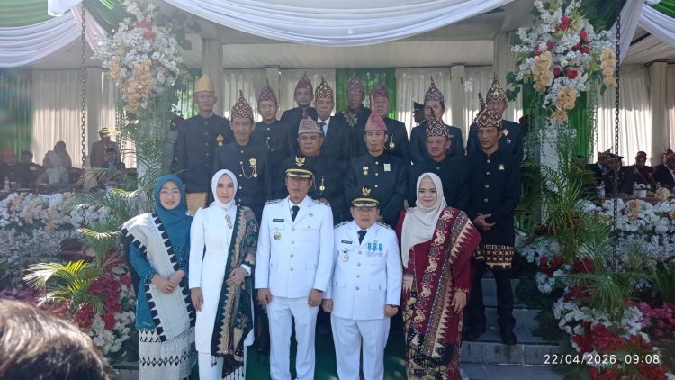 HUT Ke 13 Tahun Pemkab Pesisir Barat Gelar Upacara Pengibaran Bendera Merah Putih