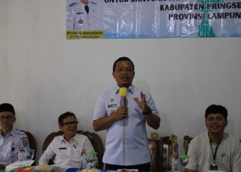 Bupati Pringsewu Serahkan Bantuan Pangan Tahun 2026 di Pekon Rejosari