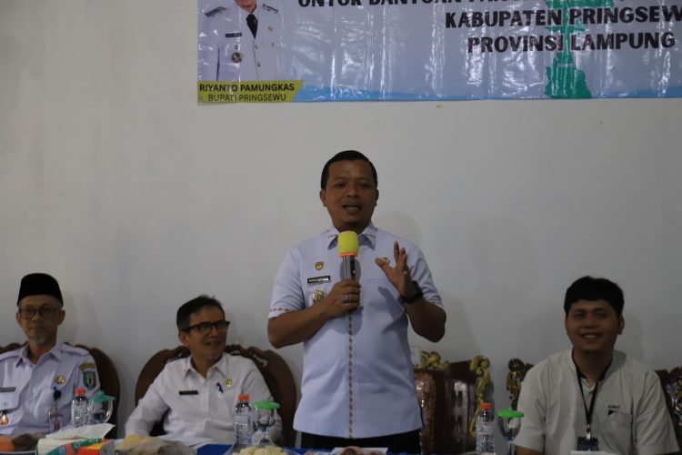 Bupati Pringsewu Serahkan Bantuan Pangan Tahun 2026 di Pekon Rejosari
