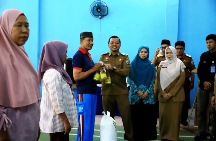 Bupati Pringsewu Serahkan Bantuan Pangan Pemerintah Tahun 2026 di Pekon Banyumas
