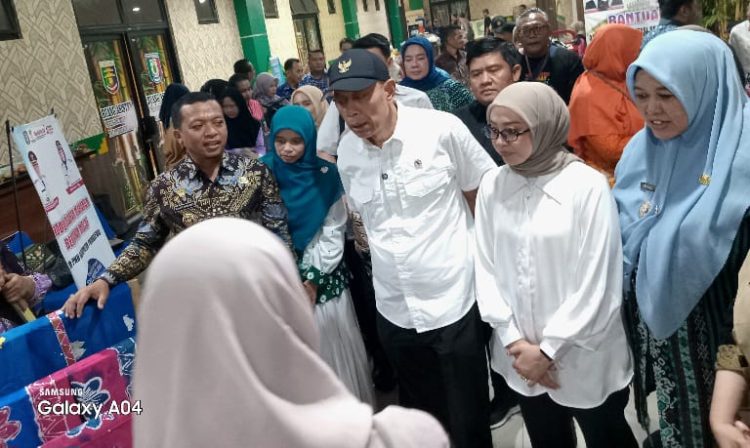 Kunjungi Pringsewu, Wakil Menteri Sosial RI Serahkan Bantuan ATENSI 