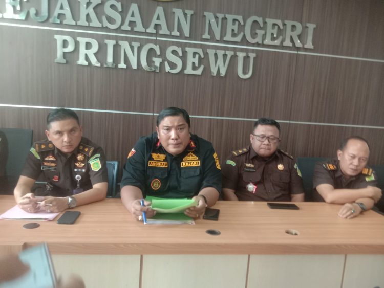 Kejari Pringsewu Tahan Dua Tersangka Dugaan Korupsi Pendataan PBB, Negara Rugi Rp1,1 Miliar