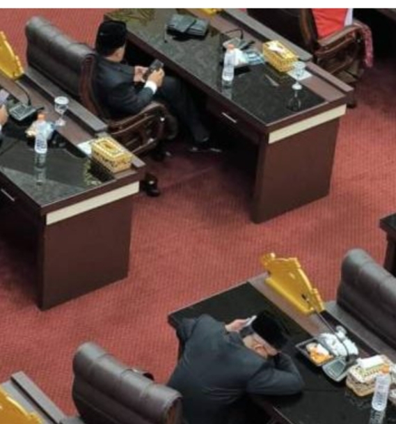 Anggota DPRD Pringsewu Tampil Kurang Sopan Saat Pidato Presiden Berlangsung