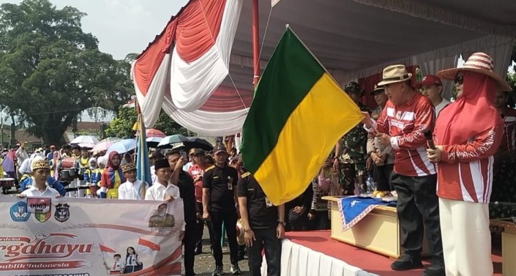 Bupati Saleh Asnawi Lepas Karnaval Budaya HUT ke-81 RI di Kota Agung