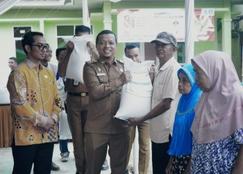 Bupati Pringsewu Serahkan Bantuan Pangan Beras Di Pekon Bumiarum 