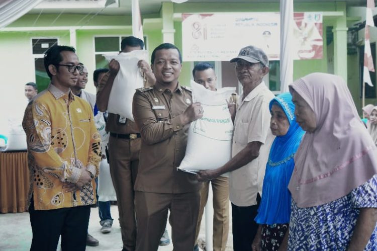 Bupati Pringsewu Serahkan Bantuan Pangan Beras Di Pekon Bumiarum 
