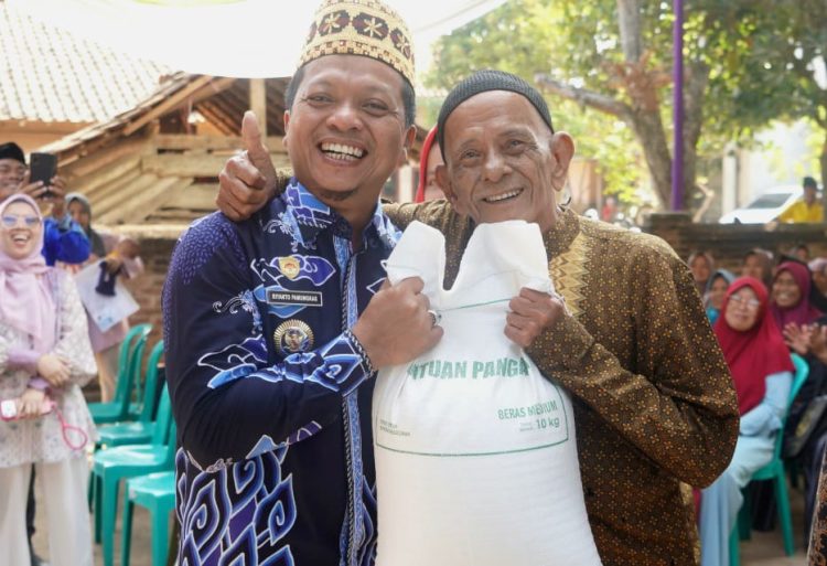 694 Warga Pekon Pamenang Terima Bantuan Pangan Dari Pemerintah 