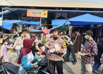 Abu Vulkanik Anak Krakatau Guyur Pringsewu, Polisi Bagikan Masker ke Warga