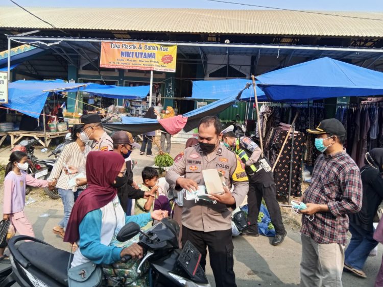 Abu Vulkanik Anak Krakatau Guyur Pringsewu, Polisi Bagikan Masker ke Warga