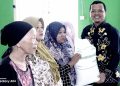 Bupati Pringsewu Serahkan Bantuan Pangan Kepada Warga Pandansari Selatan